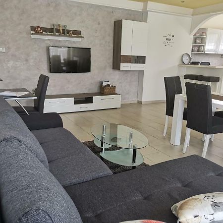 Guest House Surina App Surina'S Green Holiday Rupa Екстер'єр фото